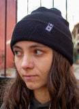 STAR TAG BEANIE IN BLACK